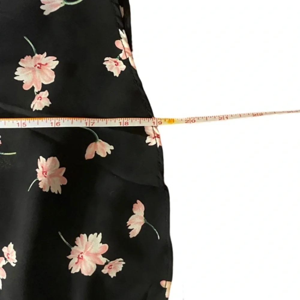 🍒5-$50 Flowered shirt + skirt
Sienna Sky cold shoulder Top
Forever 21 Skirt - Picture 5 of 9